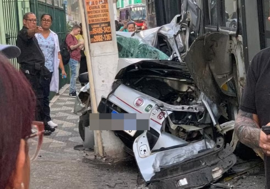 Brasil: por 30 segundos, motorista escapa de ser atingido por ônibus; carro estacionado ficou destruído