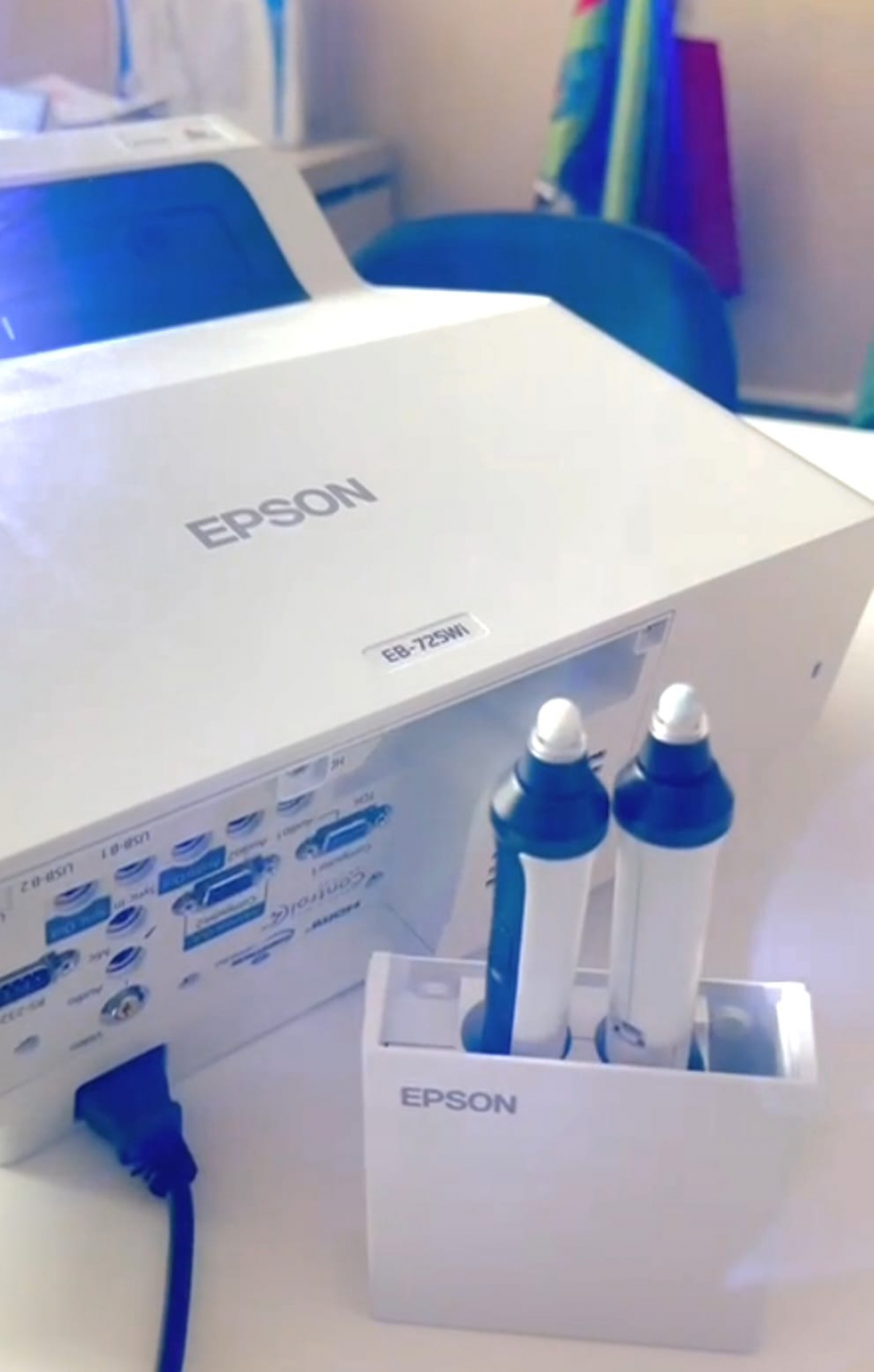 Escolas de Capivari de Baixo recebem novos televisores e projetores interativos