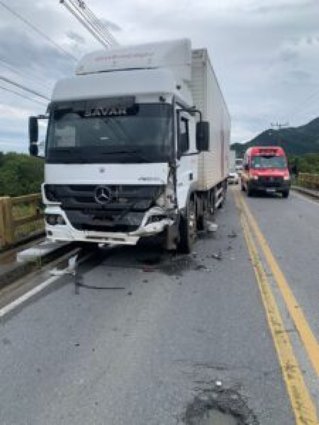 Colisão entre carro e caminhão deixa motorista ferido em Garopaba