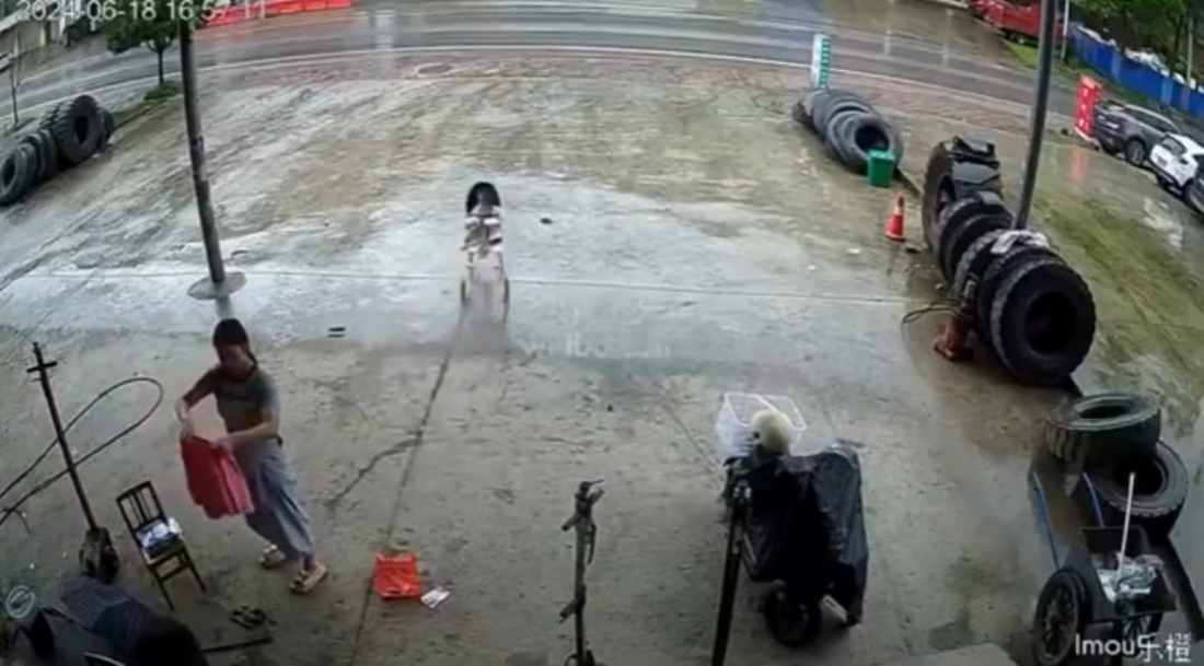 Mundo: mulher se distrai e carrinho com bebê atravessa rua sozinho