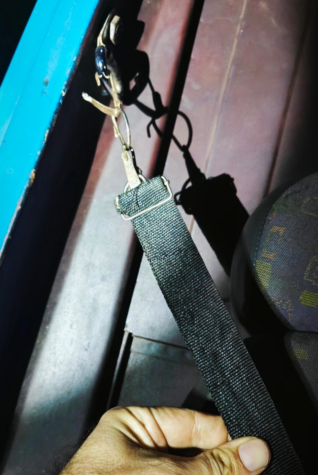 SC: caminhão é flagrado usando lanterna de celular no lugar de farol e alça de bolsa como cinto