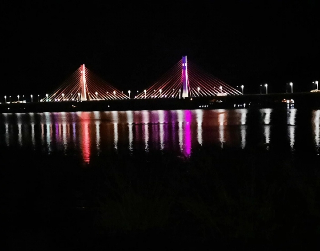Ponte Anita Garibaldi é Iluminada em homenagem ao Dia do Orgulho LGBTQIAPN+