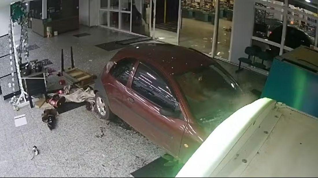 Oeste de SC: homem persegue ex e invade mercado com carro após não aceitar término