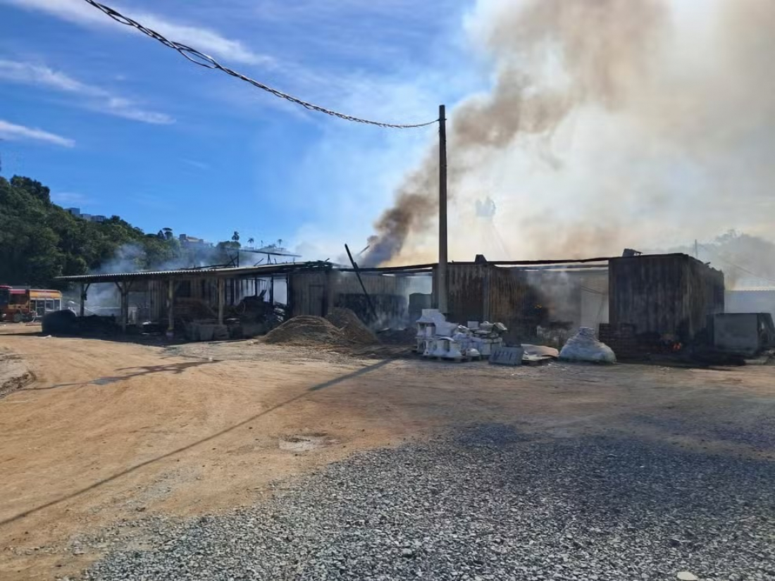 Incêndio atinge depósito de obra de prédio de luxo em praia de SC