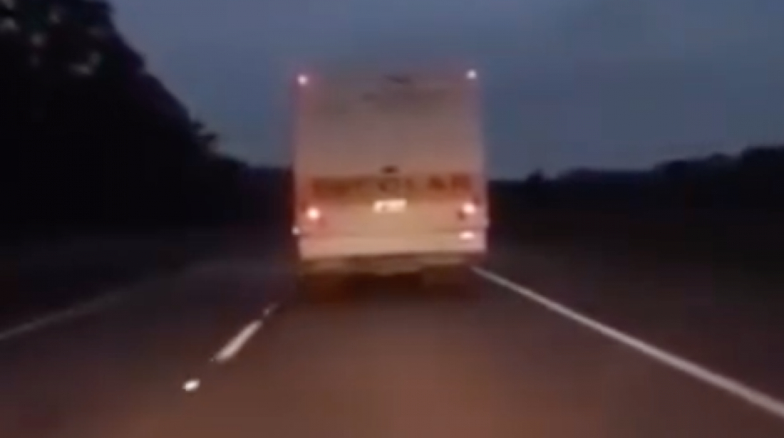 (Vídeo) Servidora é afastada após flagra de ônibus escolar ziguezagueando em pista 