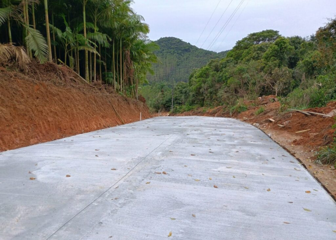 Concretagem para pavimentação da Serrinha, na estrada do Areado, é iniciada