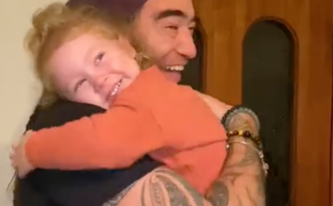 (Vídeo) Reação fofinha de filha ao reencontrar pai após três meses viraliza; assista