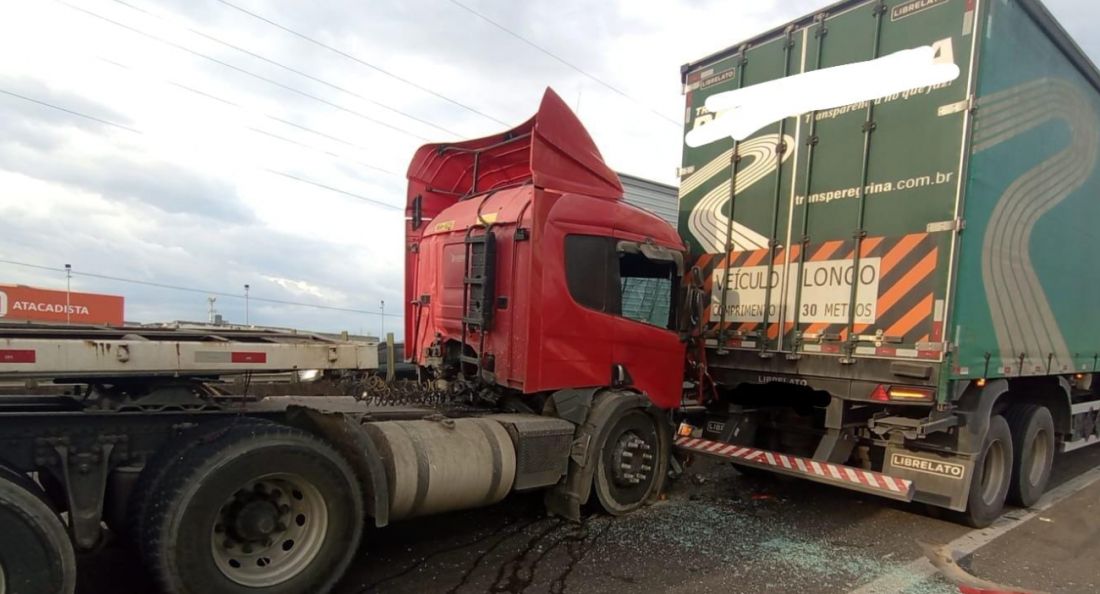 Grave acidente envolvendo dois caminhões, um carro e uma motocicleta deixa feridos em Tubarão