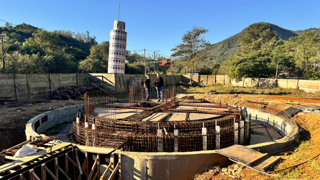 Construção da réplica da Torre de Pisa avança em Pedras Grandes; veja vídeo