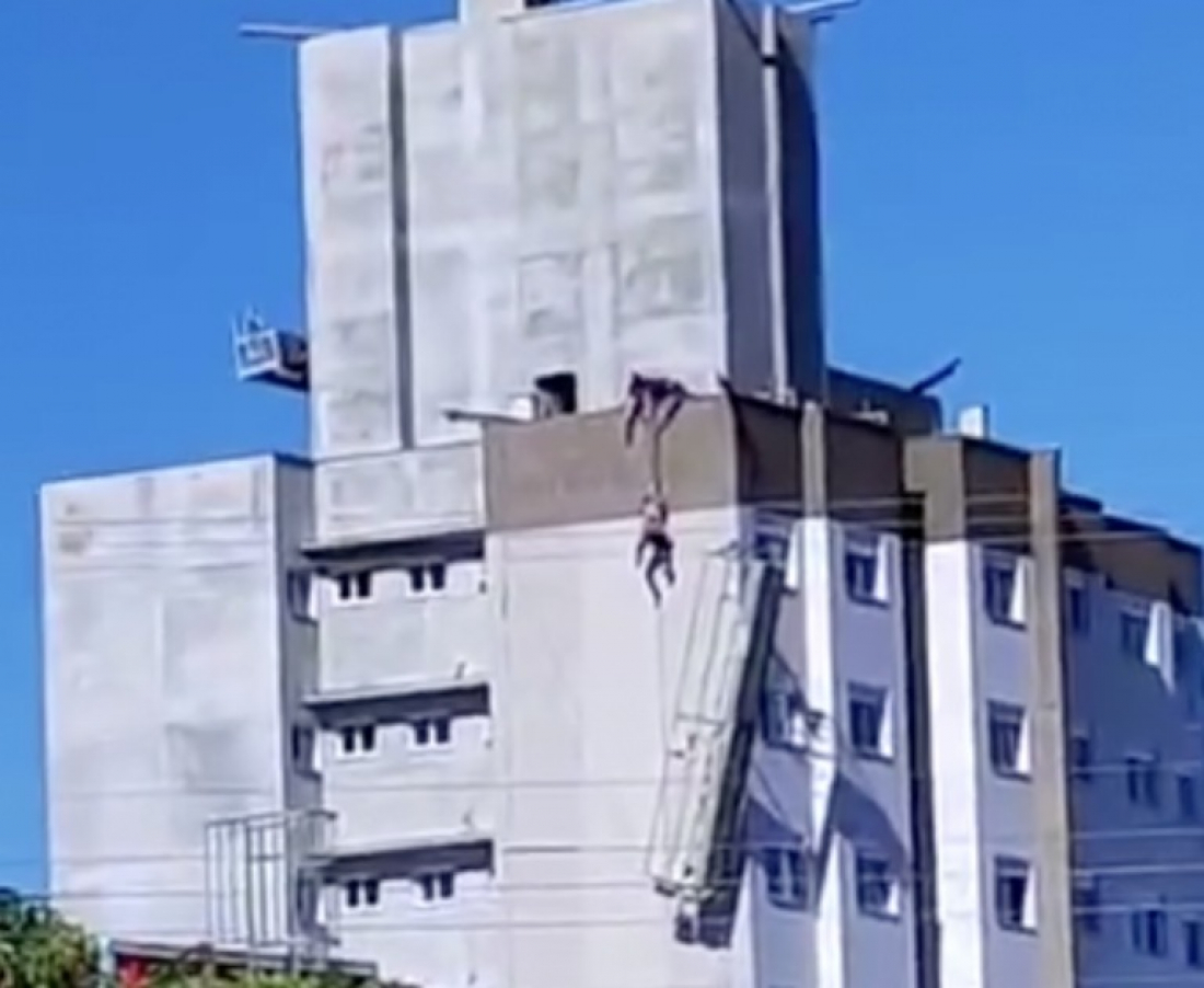 Trabalhador fica pendurado no 8º andar após andaime cair no Sul de SC