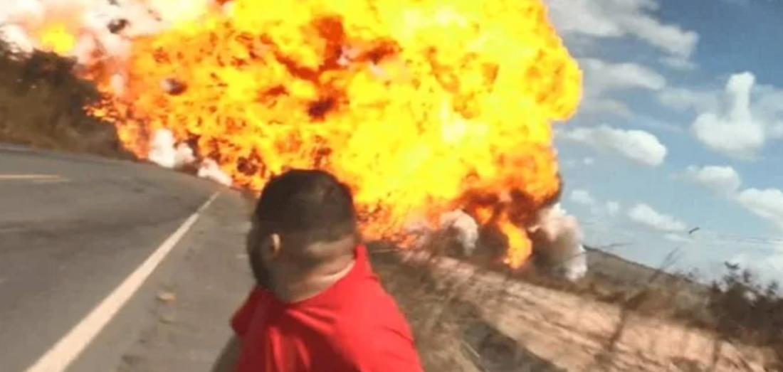 (Vídeo) No país: Caminhão-tanque explode em rodovia e equipe do SBT fica ferida