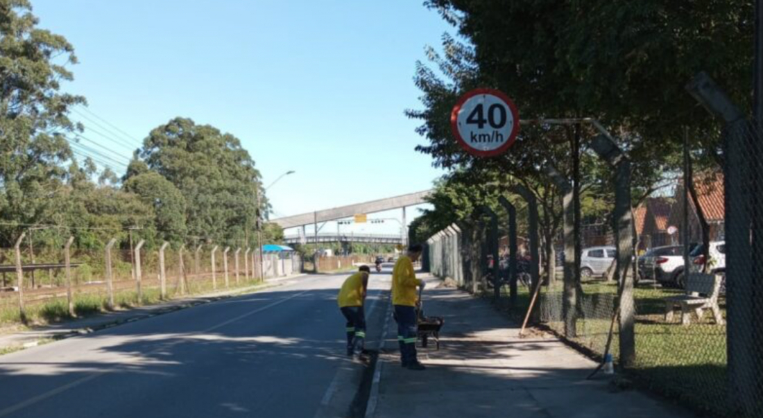 Detentos trabalham na limpeza de vias públicas em Capivari de Baixo