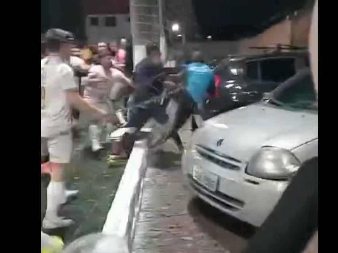 Árbitro é espancado por jogadores durante partida de futebol no Sul de SC