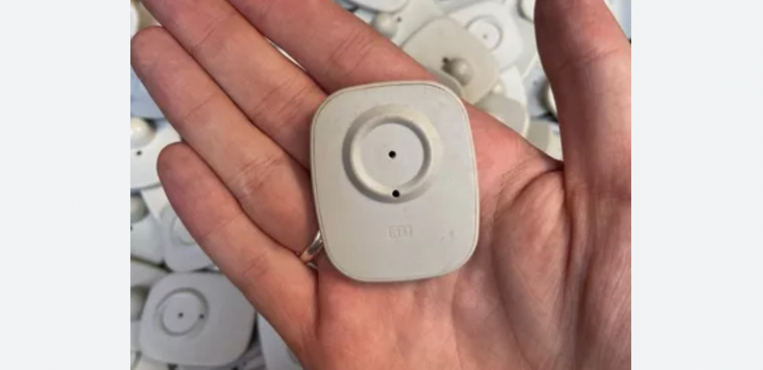 Mulher é flagrada queimando lacres e furtando roupas em shopping de Tubarão