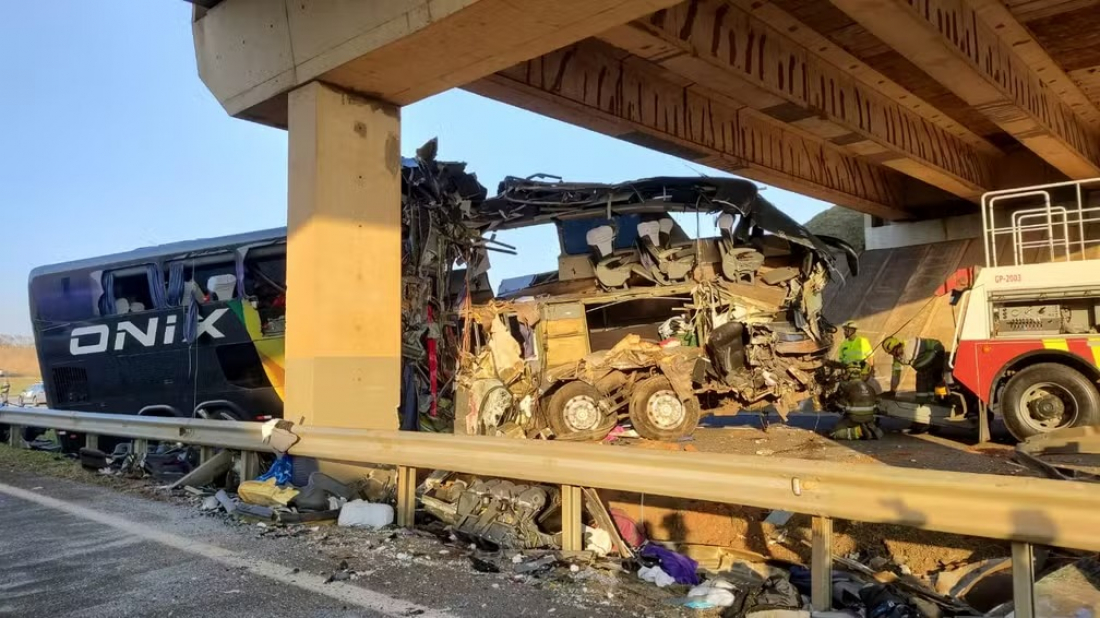 Dez romeiros morrem e 40 ficam feridos em acidente com ônibus no interior de SP