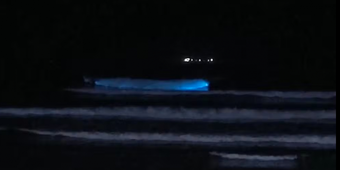 Cores fluorescentes são registradas em ondas do mar em Imbituba; entenda o fenômeno
