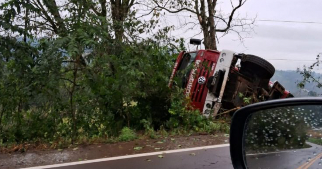 Em SC: Caminhão dos bombeiros sai da pista e tomba em deslocamento para incêndio