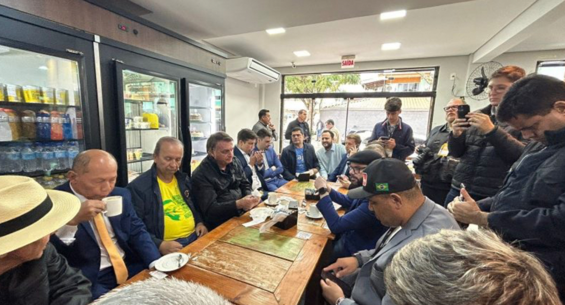 Bolsonaro visita bairros de Balneário Camboriú em ritmo de pré-campanha do filho