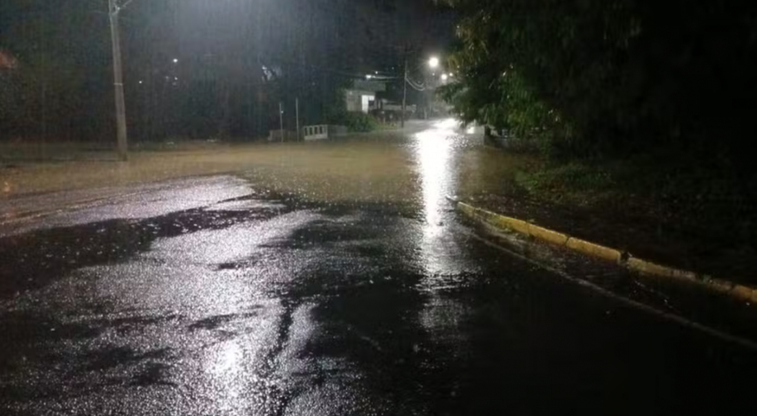 Rio do Sul enfrenta 3ª enchente do ano, e prefeitura abre abrigos