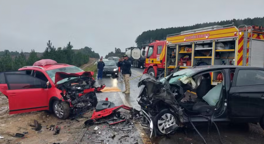 Tragédia em SC: Mãe e filho de 7 anos morrem em grave colisão entre carros na BR-282, em Lages