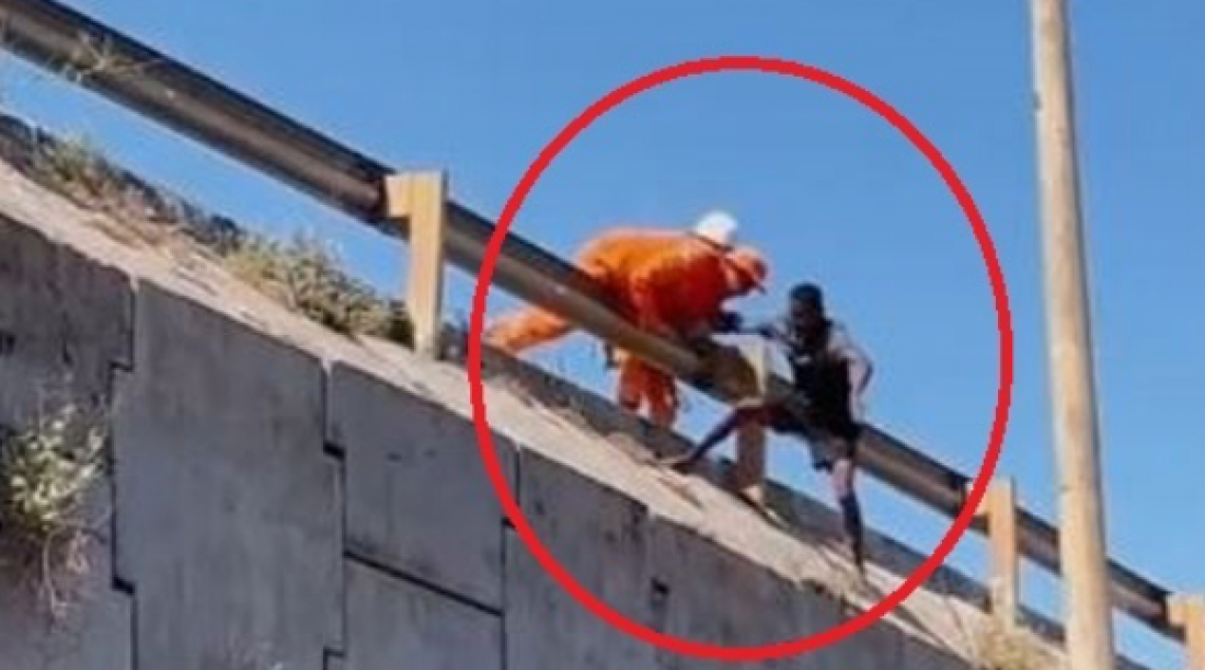 (Vídeo) No país: Bombeiro é puxado e cai de viaduto ao tentar salvar homem