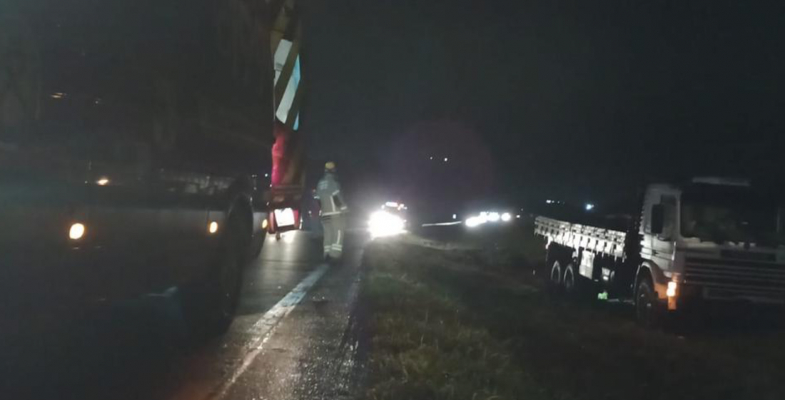 Motorista perde o controle da direção e caminhão sai da pista na BR-101, em Sangão