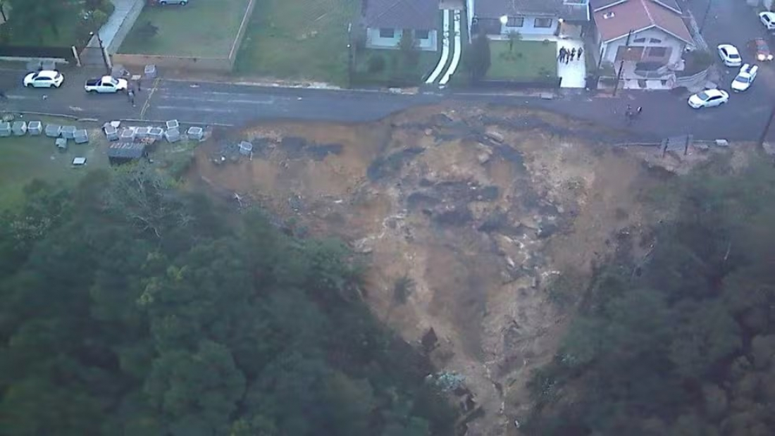 Em SC: desmoronamento cria cratera em rua de São Bento do Sul