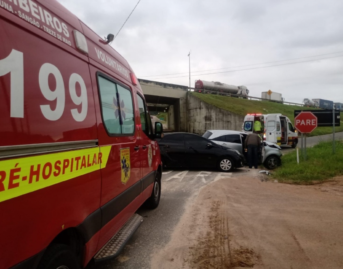 Acidente de trânsito deixa homem ferido às margens da BR-101 em Sangão