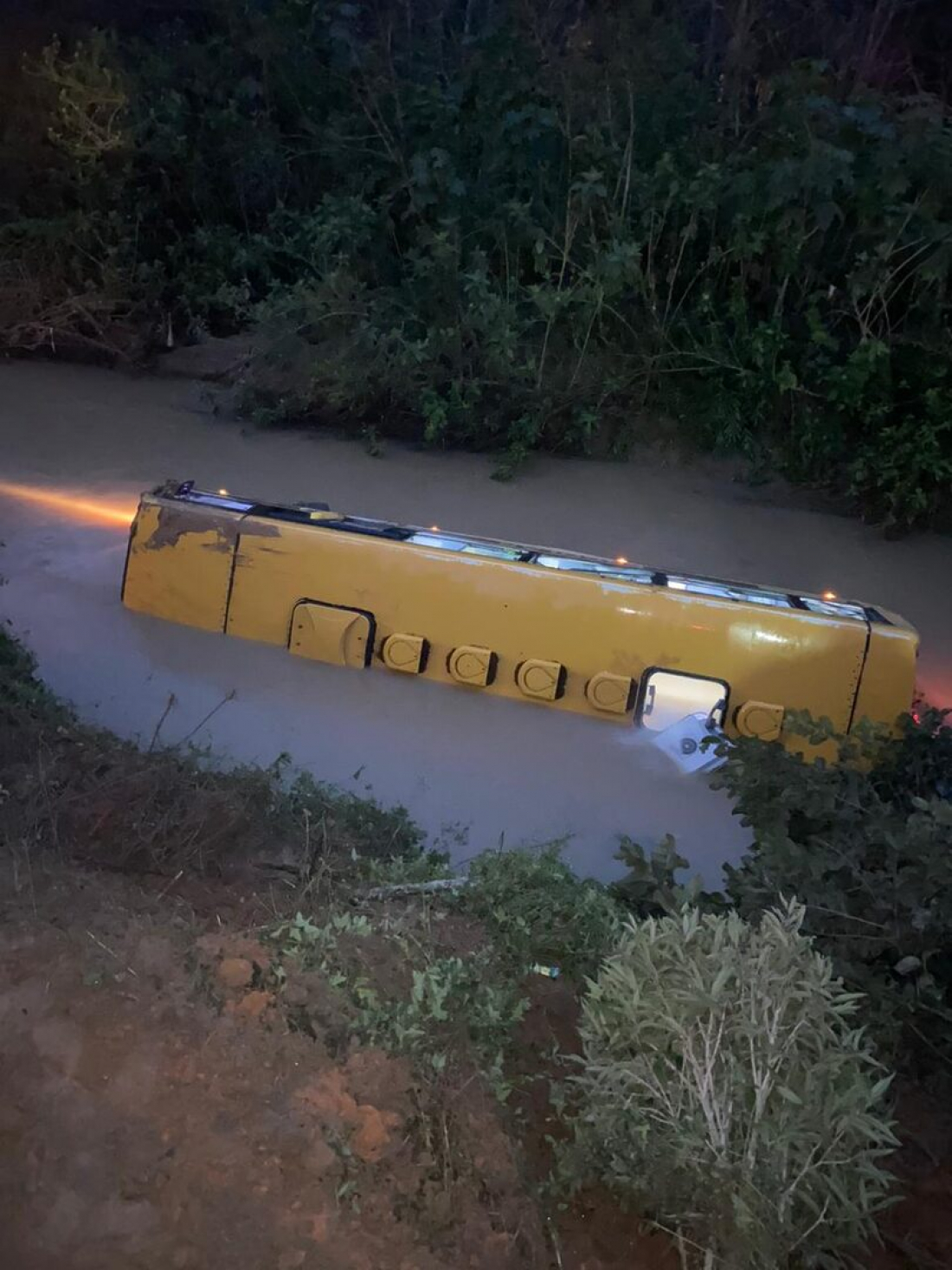 SC: motorista de micro-ônibus que caiu em rio com alunos estava alcoolizado