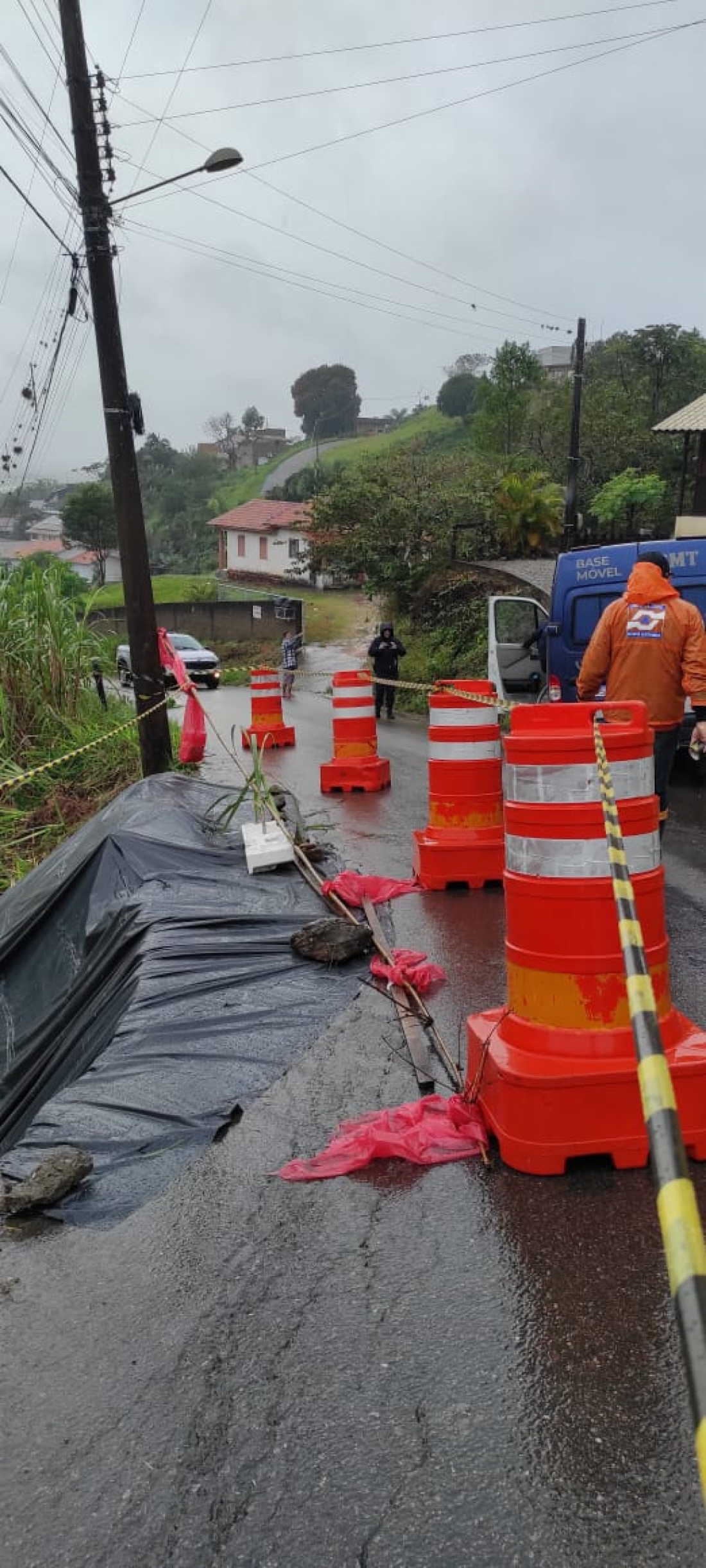 Estrada geral de Sombrio é parcialmente interditada após deslizamento de terra