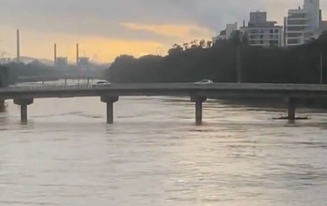 (Vídeo) Nível do Rio Tubarão passa dos três metros de altura nesta segunda-feira, 15