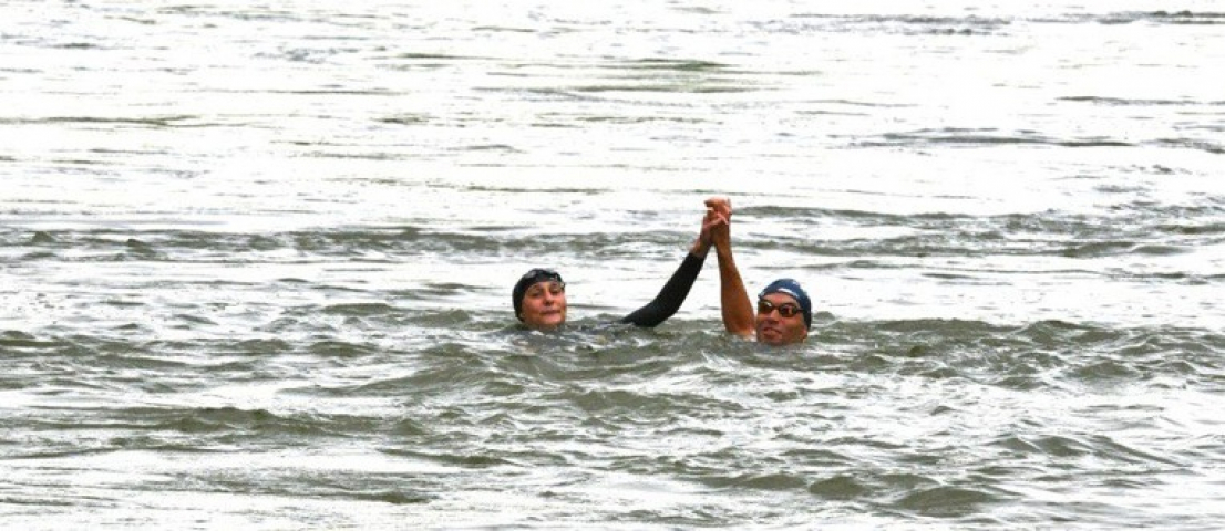 Mundo: ministra francesa do Esporte mergulha no rio Sena para provar qualidade da água