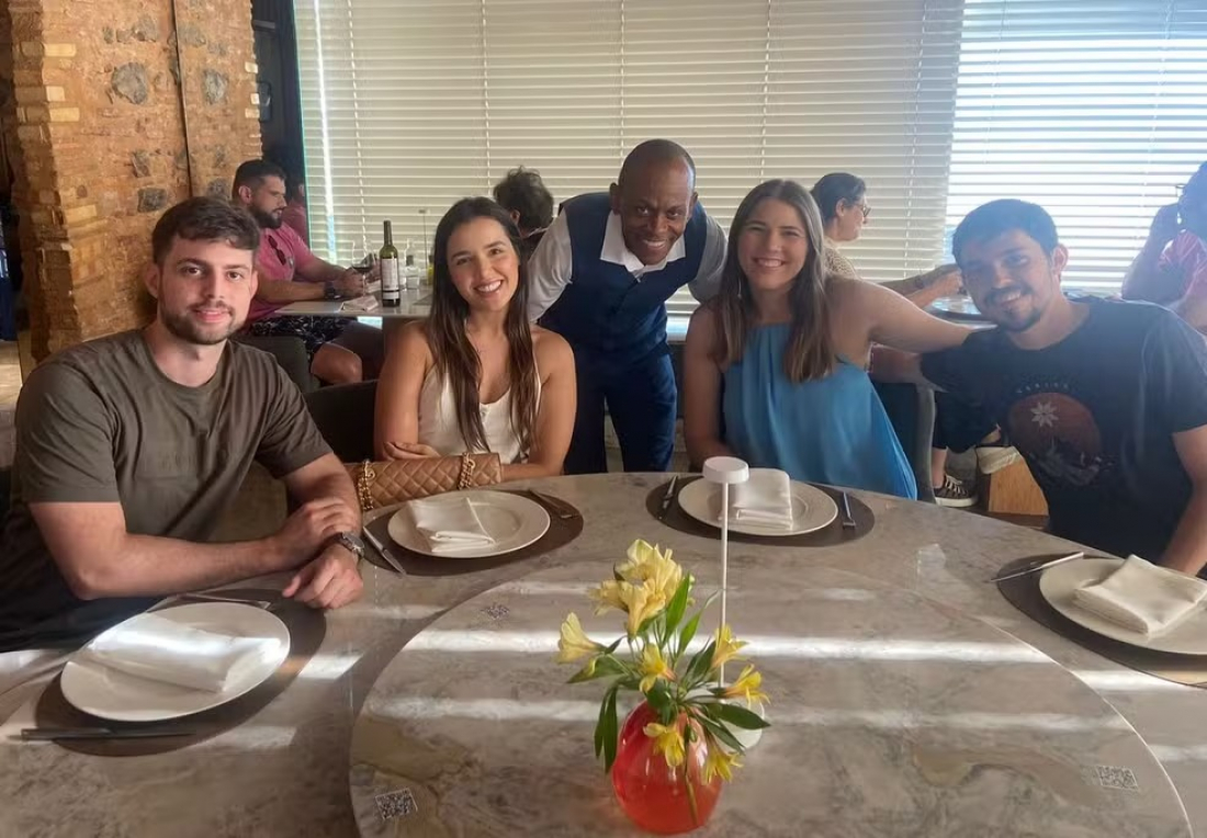 Brasil: jovens que confundiram preço de vinho bebem opção mais barata em jantar de cortesia