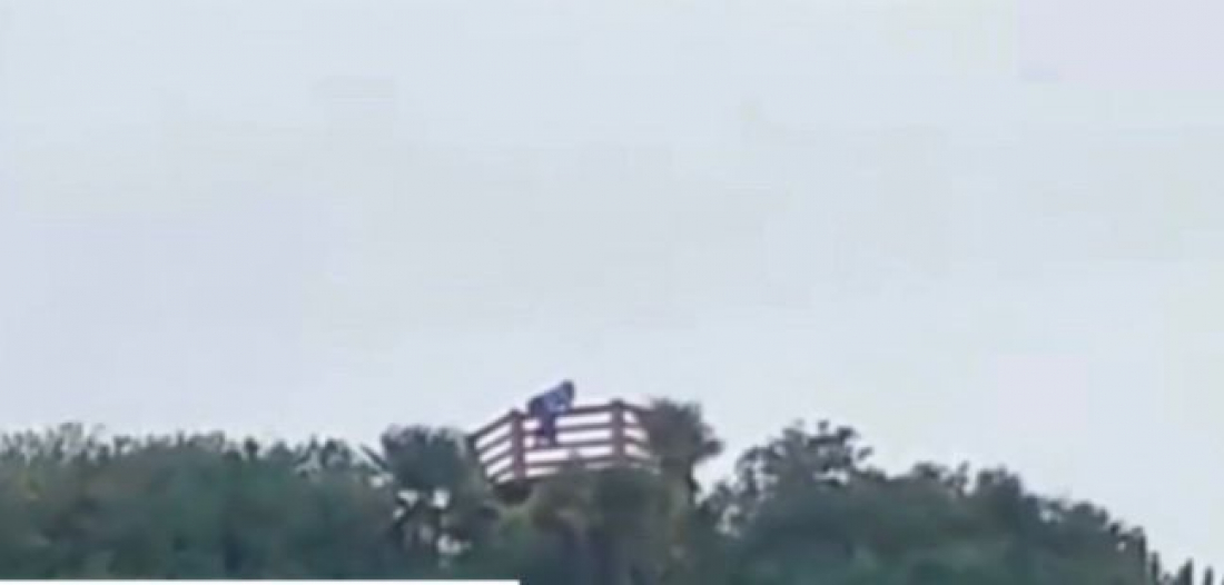 (Vídeo) Pessoas se arriscam para tirar fotos no mirante do Morro dos Conventos, em Araranguá