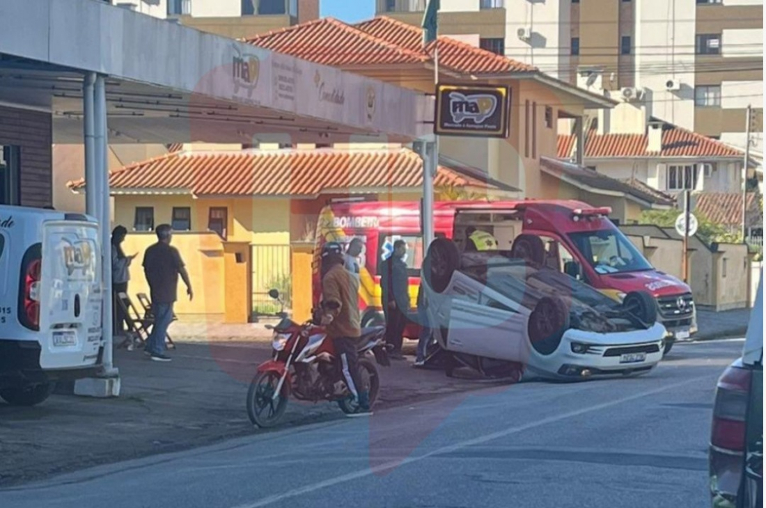 Carro capota após acidente na Vila Moema em Tubarão nesta sexta-feira (19)