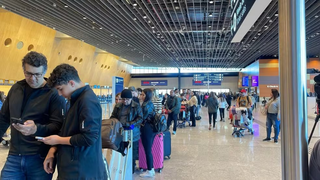 Com apagão global, aeroporto de Florianópolis tem fila de mais de uma hora para check-in