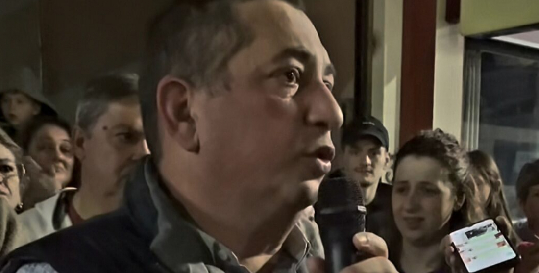 Prefeito de Cocal do Sul é recebido com festa após sair da prisão