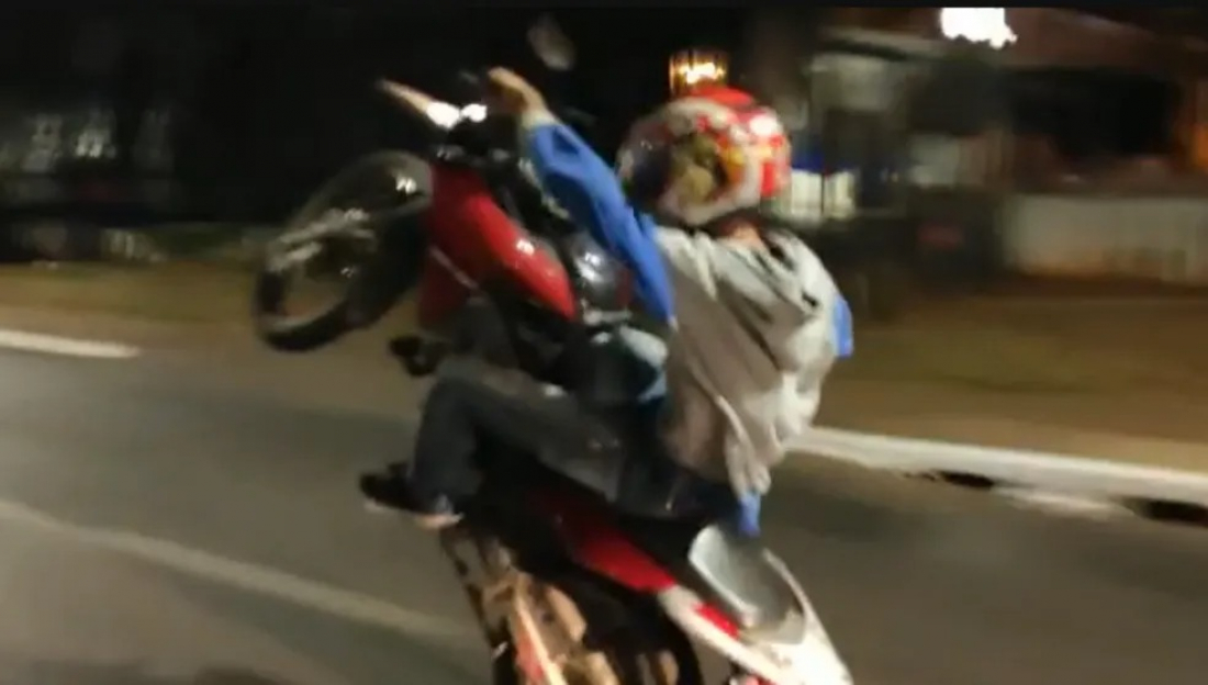 Adolescente de 16 anos cai de moto após desafiar PM em fuga em Tubarão