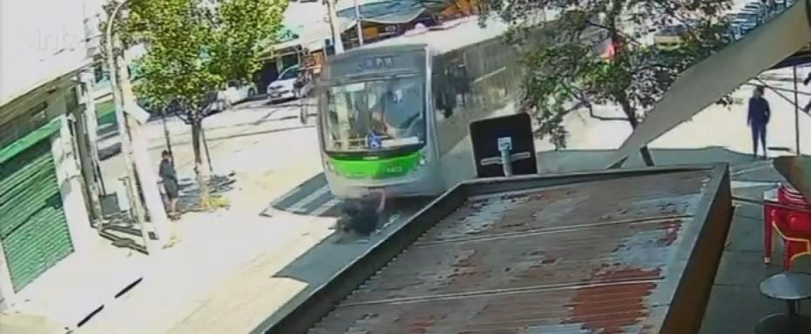 Brasil: adolescente é atropelado por ônibus 2 segundos após furtar celular de idoso e morre em SP
