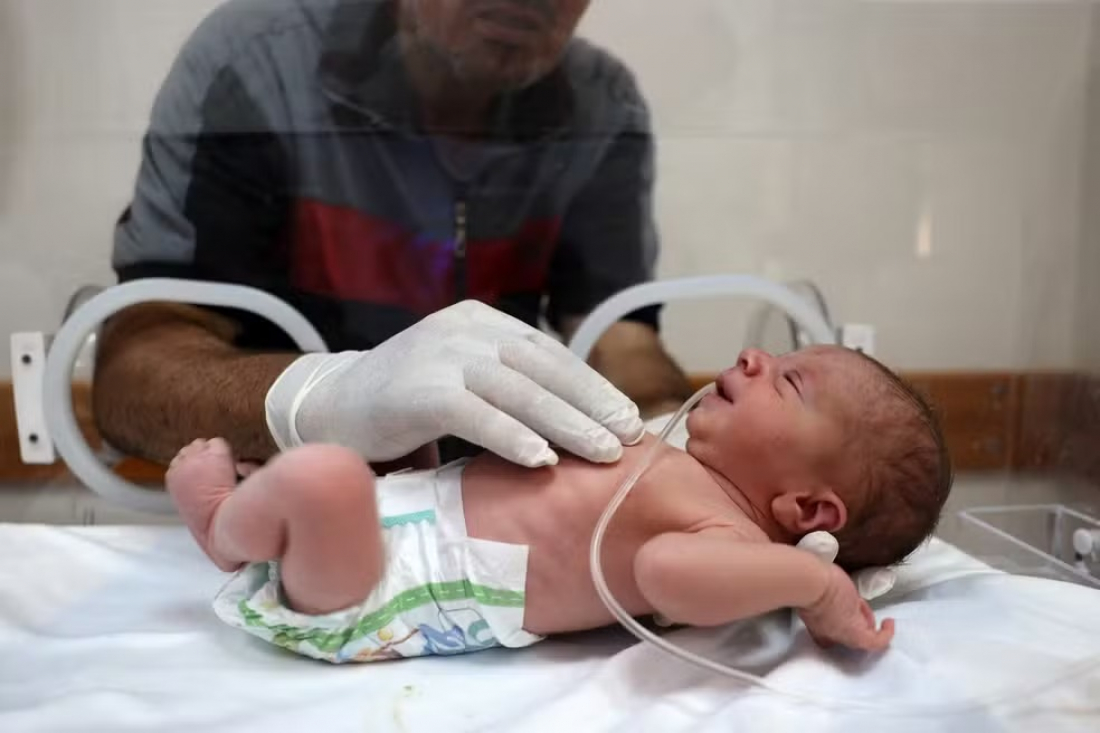 Bebê é resgatado da barriga de palestina grávida que morreu após bombardeio em Gaza