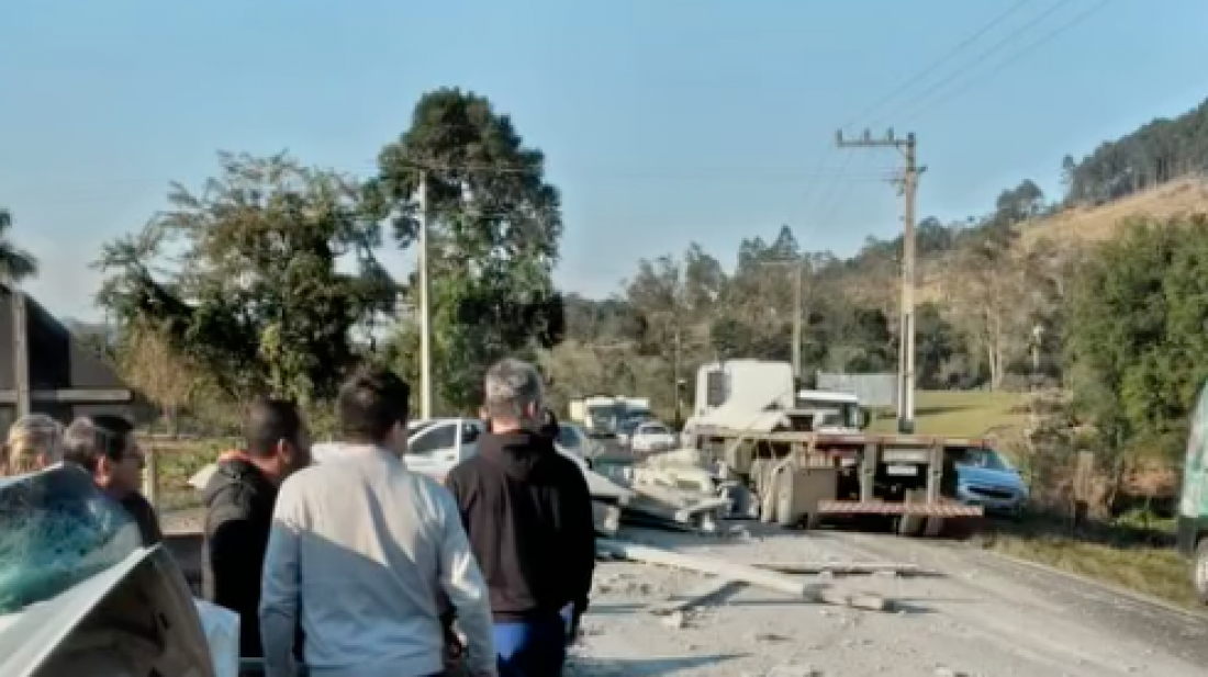 (Vídeo) Em andamento: caminhão e três carros colidem na Guarda (Margem Direita), em Tubarão
