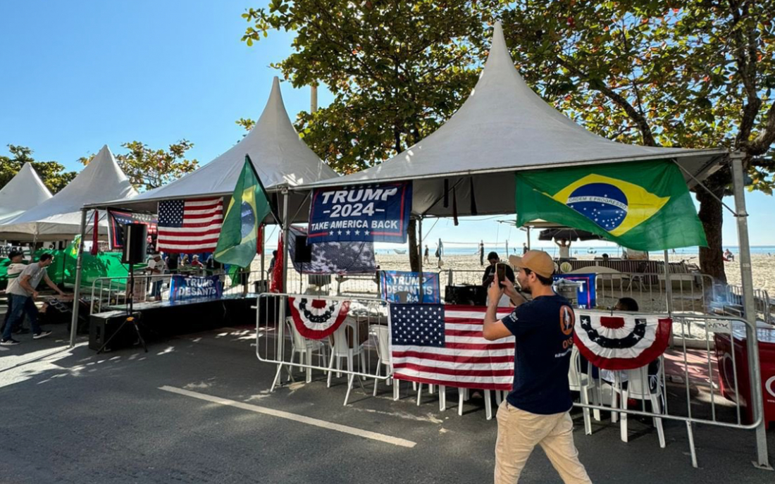 Placas e bandeiras de apoio a Donald Trump chamam atenção em Balneário Camboriú