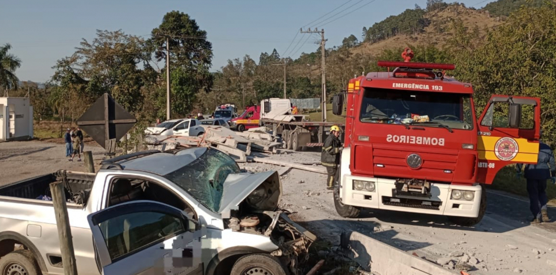 Atualização: acidente na Guarda Margem Direita foi desencadeado por blocos de concreto que caíram de caminhão; um homem se feriu