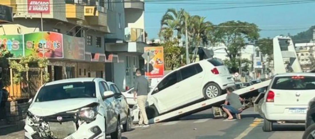 (Vídeo) Veículo é rebocado após colisão na Rua Januário Alves Garcia, Centro de Tubarão