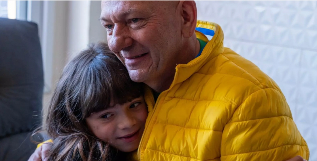(Vídeo) Luciano Hang surpreende família que teve casa arrastada pelas enchentes no RS
