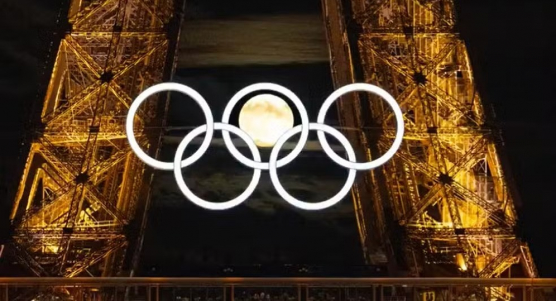 Foto com lua nos anéis olímpicos da Torre Eiffel viraliza
