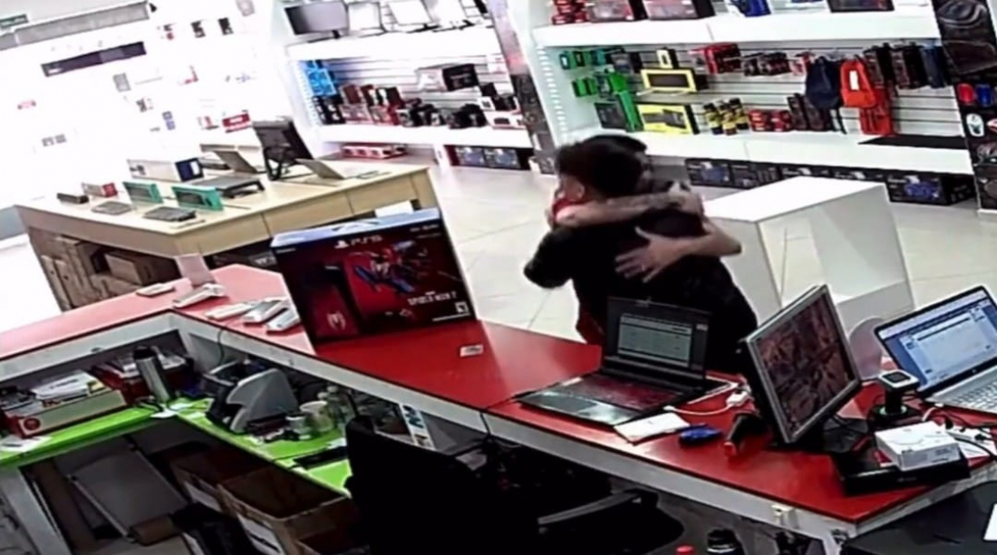 Mundo: vendedor comemora com cliente que comprou 1º Playstation e vídeo viraliza