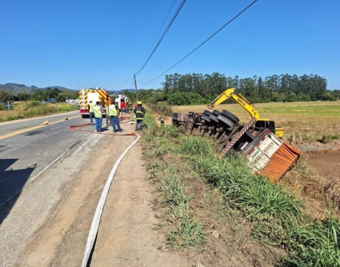 Caminhão tomba e mata duas pessoas em rodovia de Santa Catarina