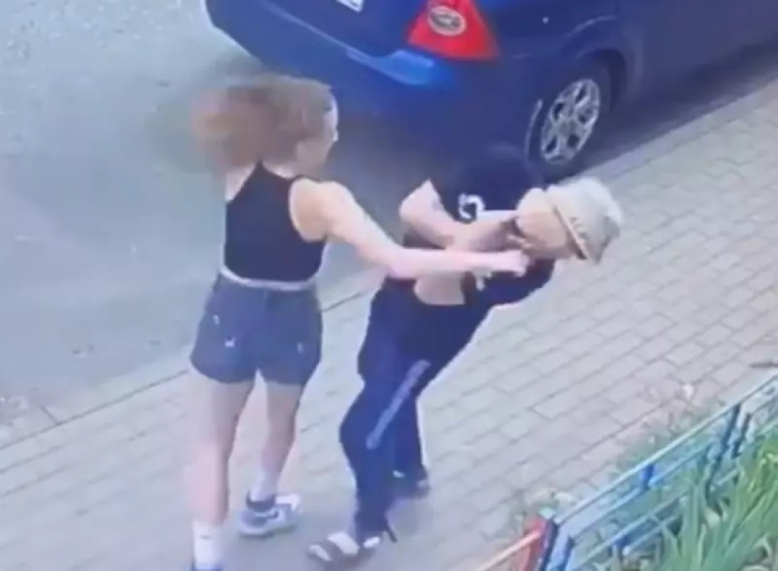 Mulher agride homem que tentava filmar suas partes íntimas por baixo da saia