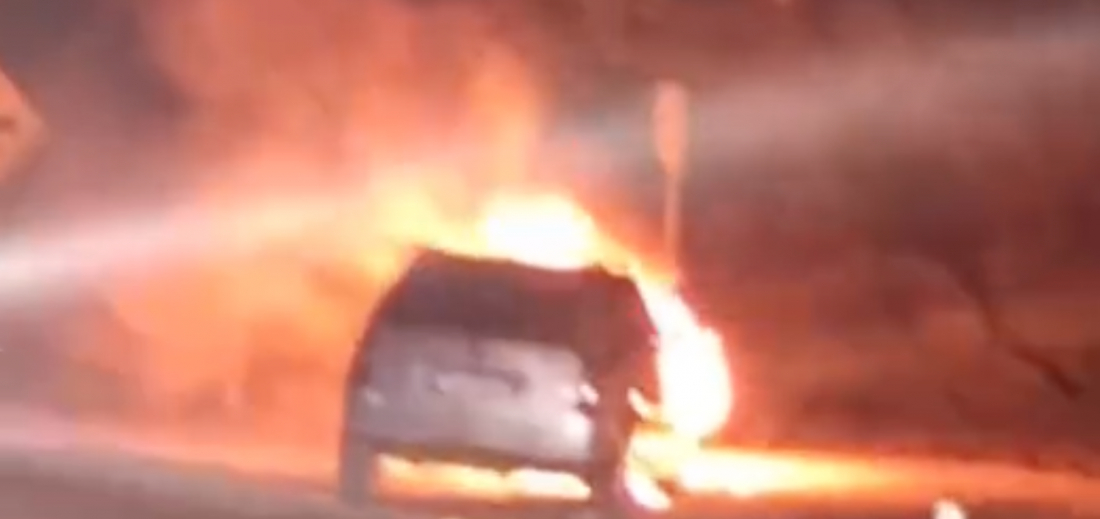 (Vídeo) Veículo pega fogo no Bairro São Martinho, em Tubarão; veja